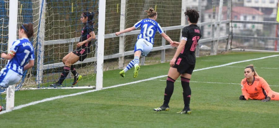 La Real Sociedad venció en casa al Real Madrid por tres goles a uno con remontada incluida para apurar una de las últimas oportunidades de las realistas para luchar por los puestos que dan acceso a competición continental. 
