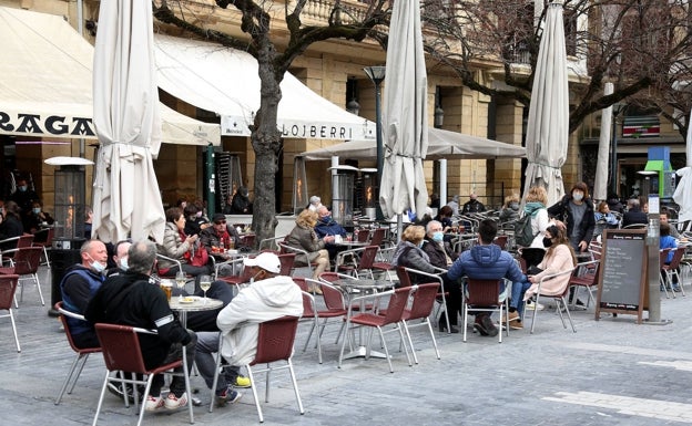 Empieza la vacunación a mayores de 90 años con los positivos a la baja en vísperas del LABI