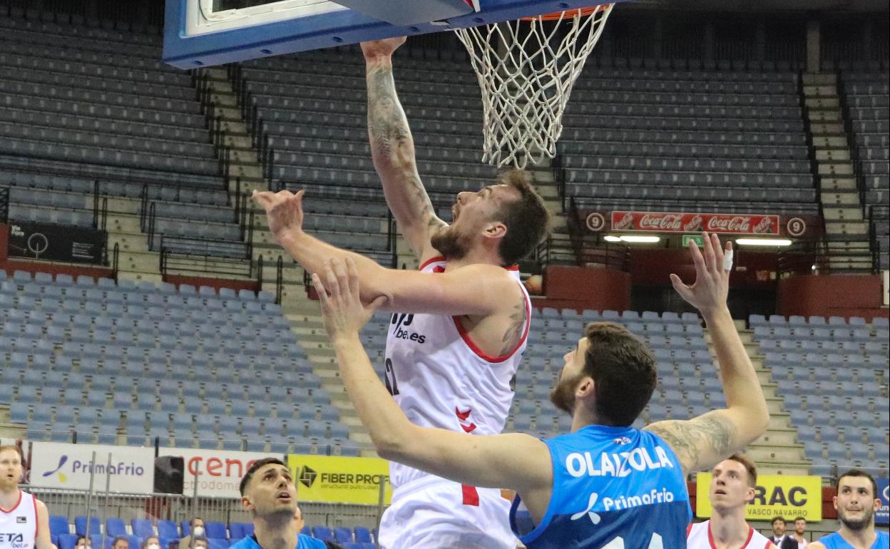 Balvin tira a canasta con Olaizola defendiendo la acción el sábado en Illunbe. 