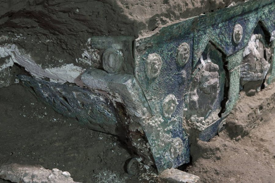 El parque arqueológico de Pompeya ha anunciado el descubrimiento de un gran carro para ceremonias, encontrado en excelente estado, a sólo unos cientos de metros al norte del famoso sitio cultural italiano.