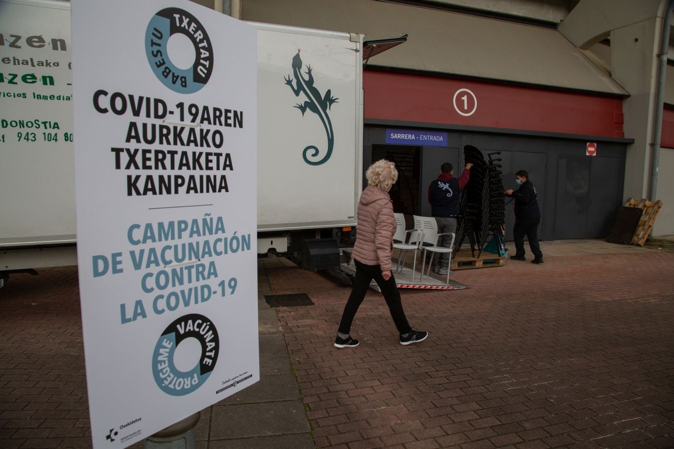 Illunbe ya se está preparando para que a partir de mañana se comienza a vacuna en su interior a docentes y responsables de comedores menores de 55 años