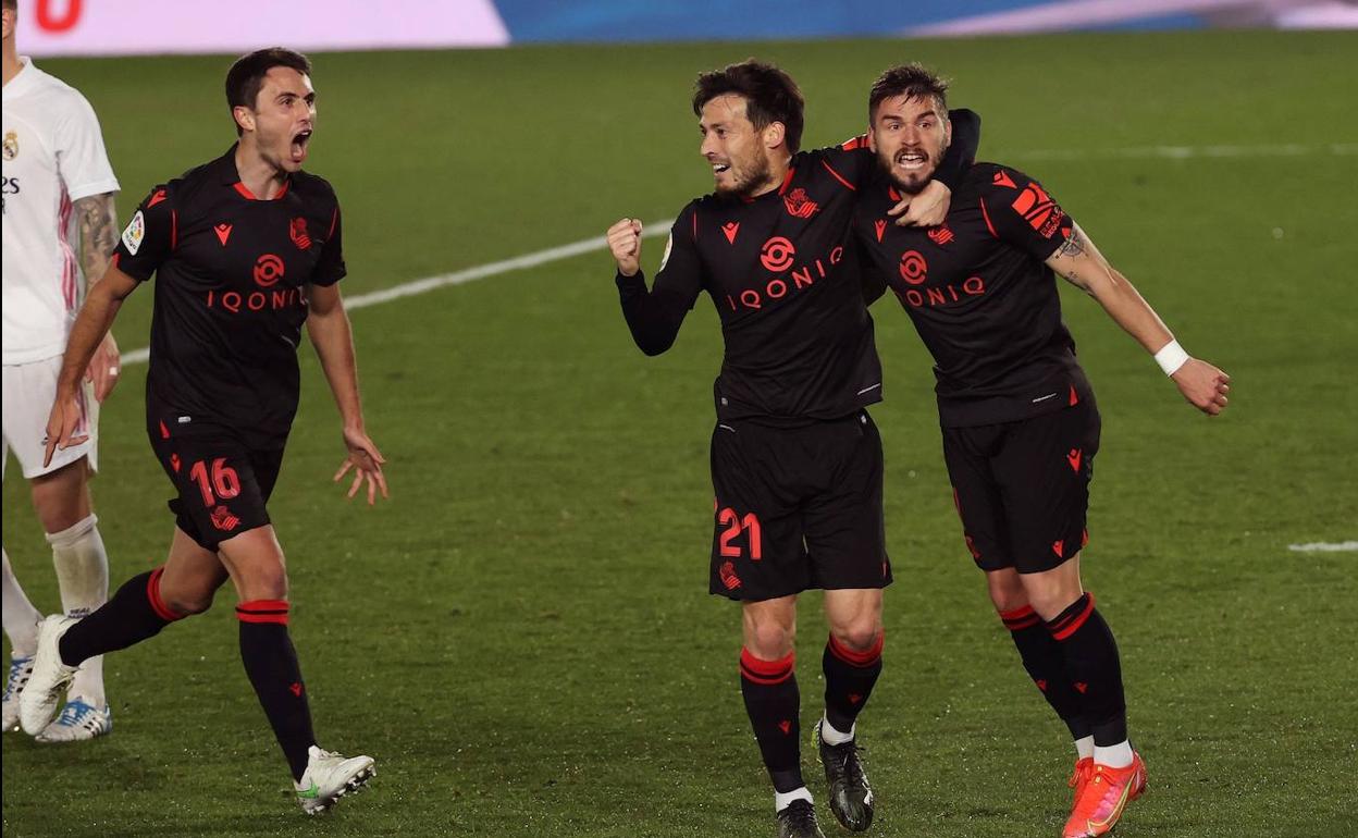 Portu celebra su gol junto a David Silva. 