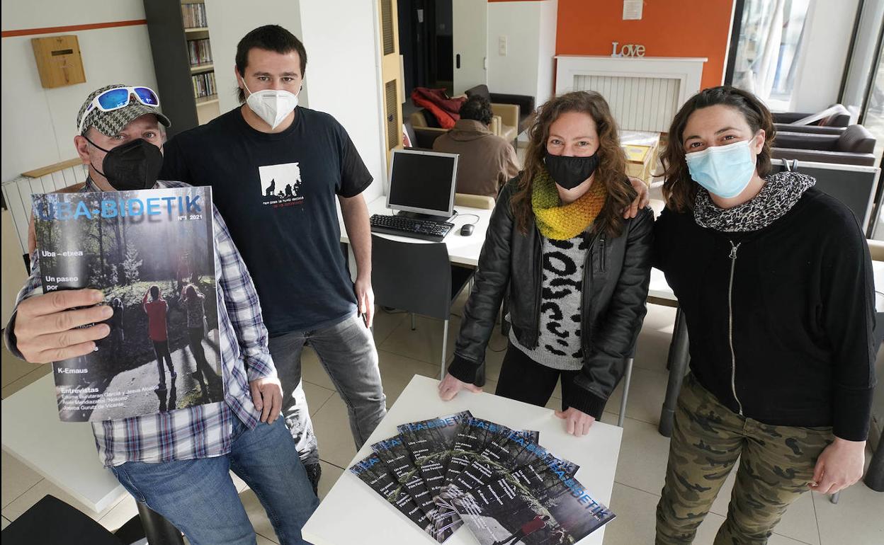 Algunos de los autores de la revista, con Juanma Berzosa, primero por la izquierda. 