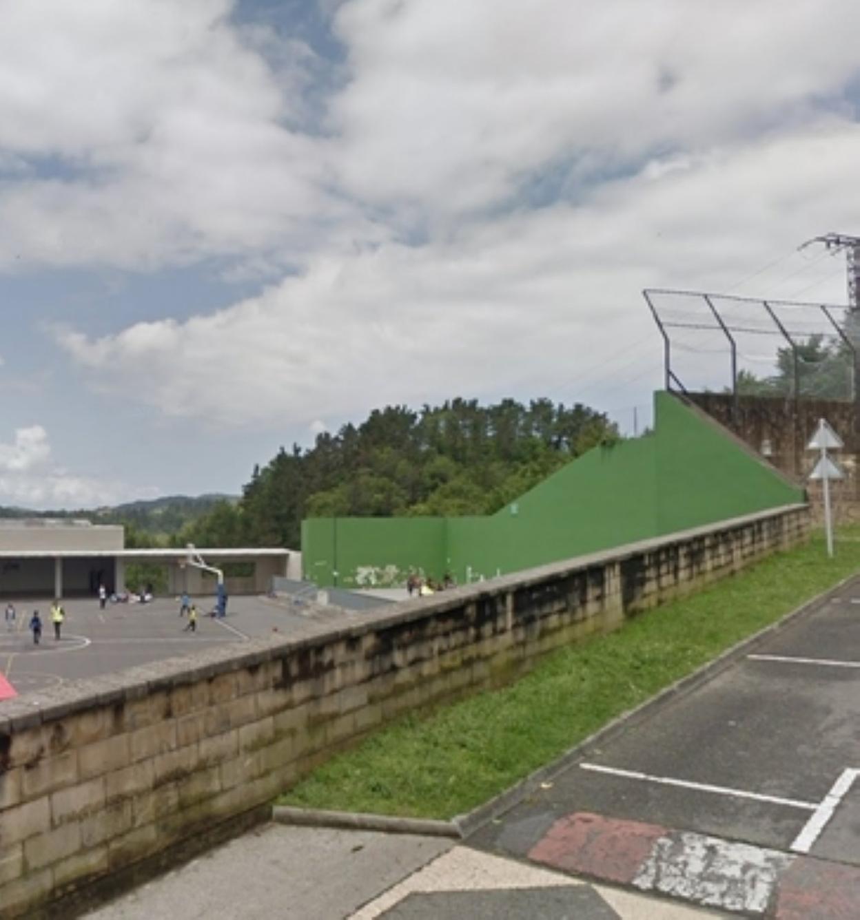 Agerialdeko frontoia. 