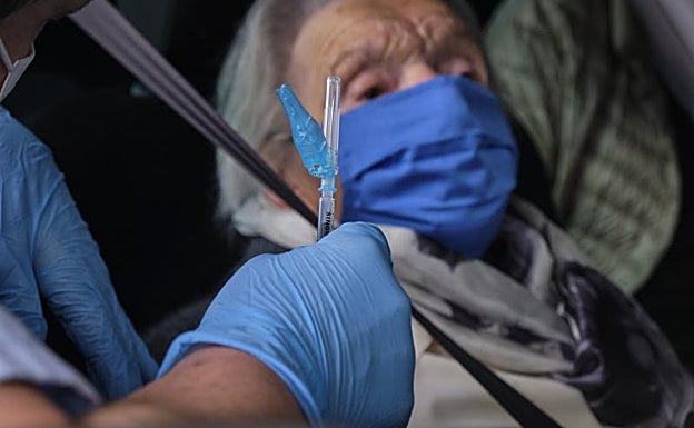 Osakidetza empieza a vacunar en casas tras resolver el problema de logística de las dosis