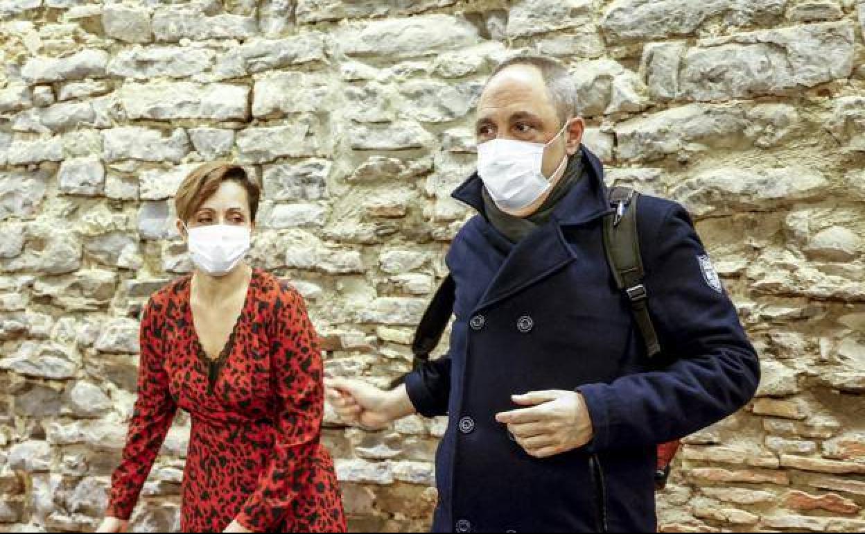 El pleno de Vitoria hace efectiva la marcha de Larrion, ausente en la sesión