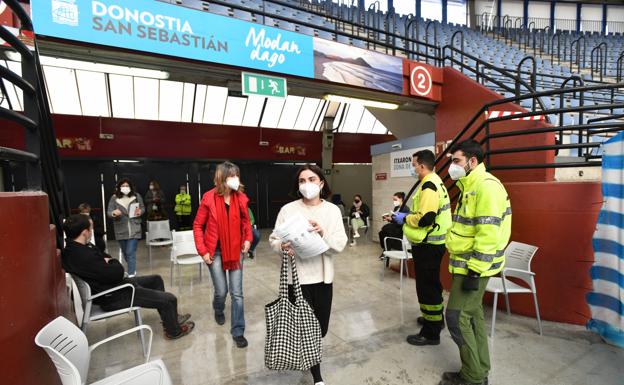 Miren Agirre, de blanco, e Inés Ezeiza antes de entrar a vacunarse. 