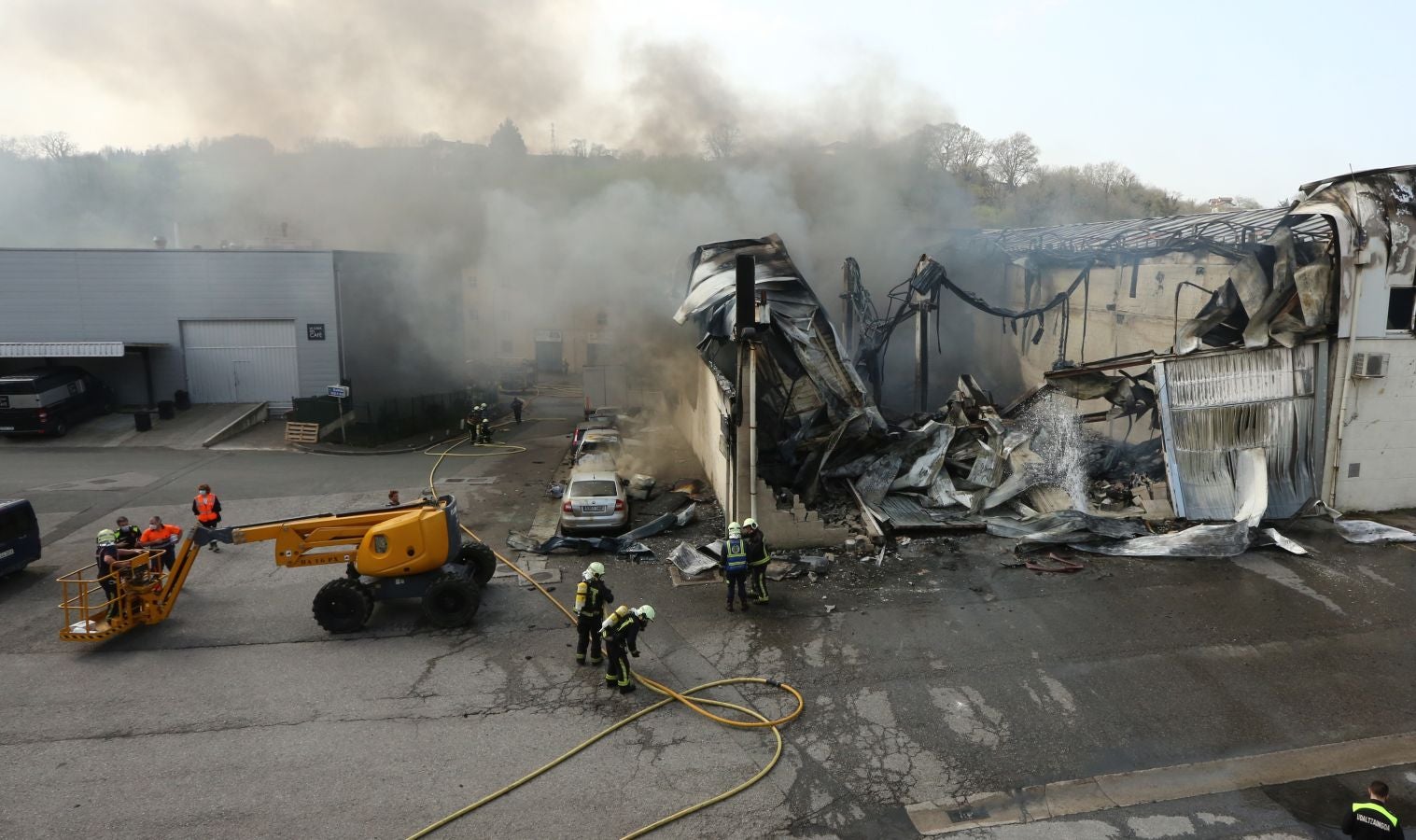Un incendio calcina una empresa de aislamientos situado en el polígono Ugaldetxo de Oiartzun que, afortunadamente, no ha dejado heridos
