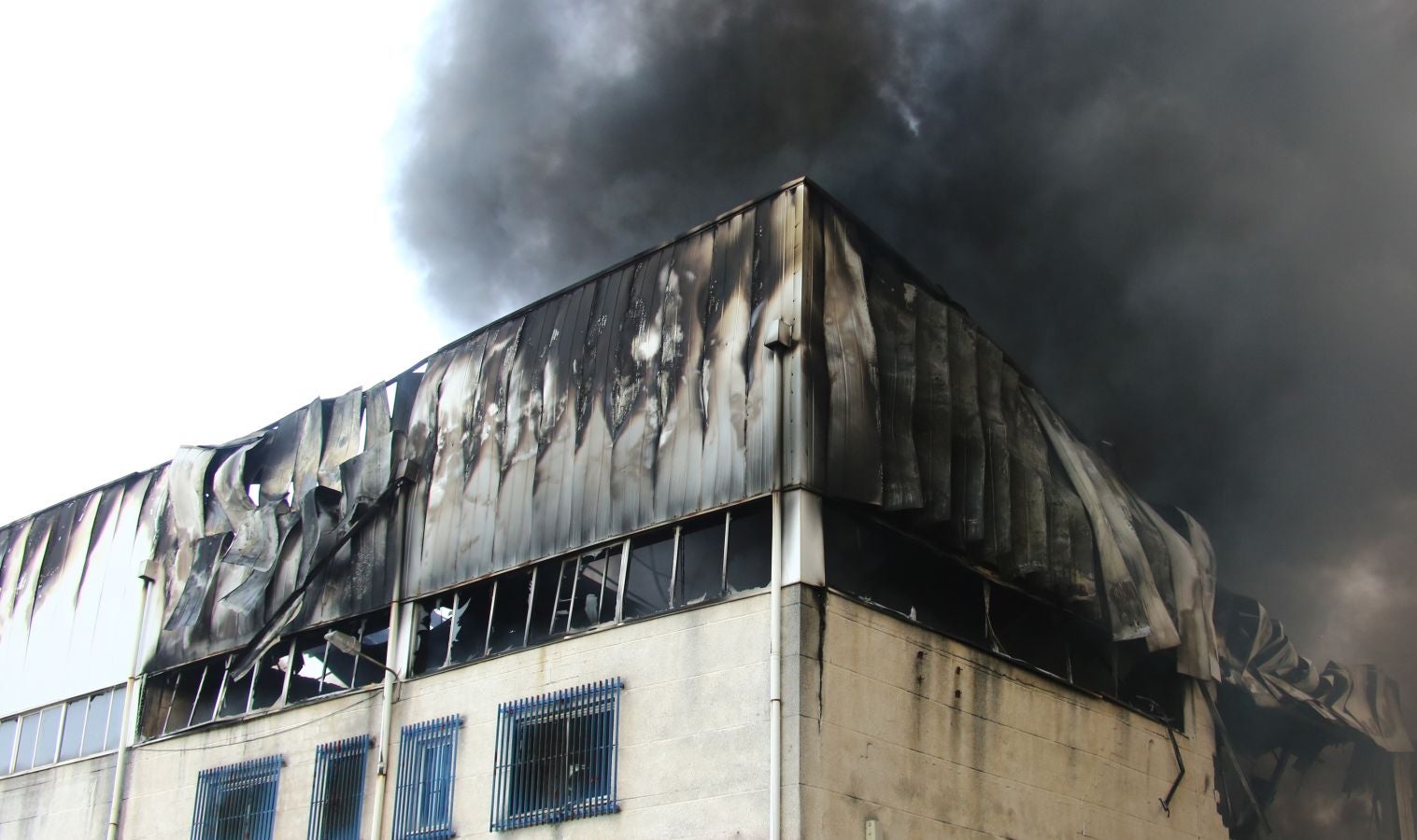 Un incendio calcina una empresa de aislamientos situado en el polígono Ugaldetxo de Oiartzun que, afortunadamente, no ha dejado heridos