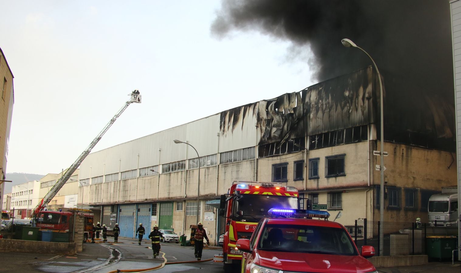 Un incendio calcina una empresa de aislamientos situado en el polígono Ugaldetxo de Oiartzun que, afortunadamente, no ha dejado heridos