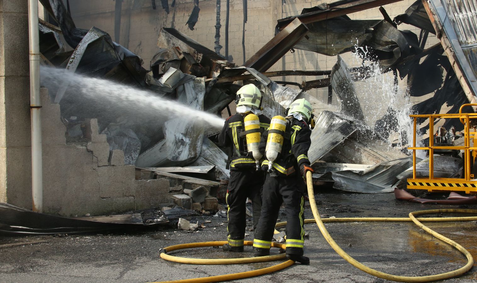 Un incendio calcina una empresa de aislamientos situado en el polígono Ugaldetxo de Oiartzun que, afortunadamente, no ha dejado heridos