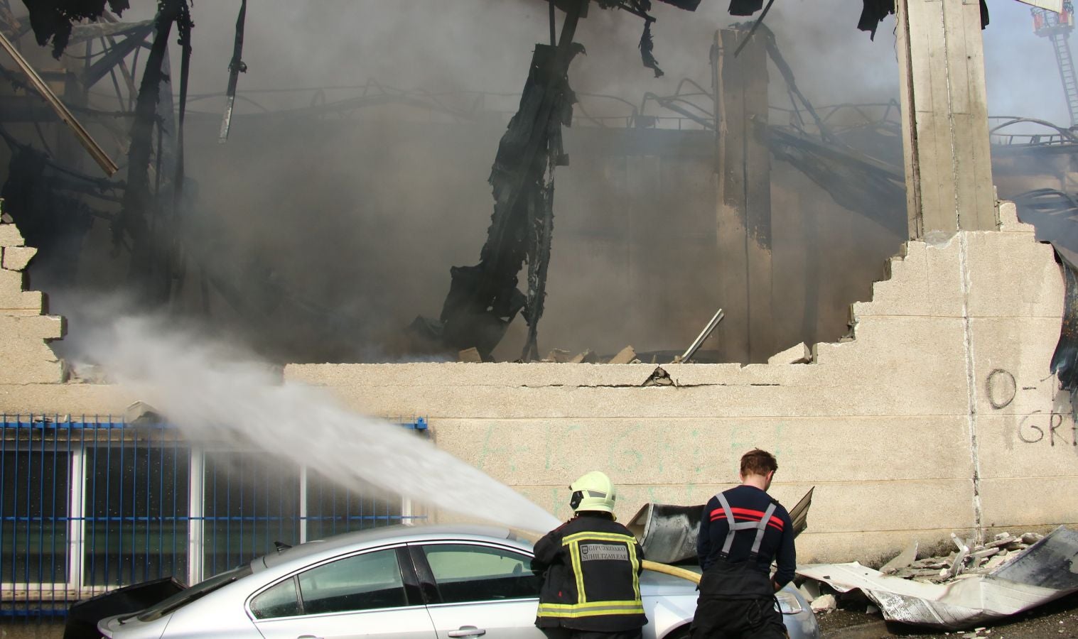 Un incendio calcina una empresa de aislamientos situado en el polígono Ugaldetxo de Oiartzun que, afortunadamente, no ha dejado heridos