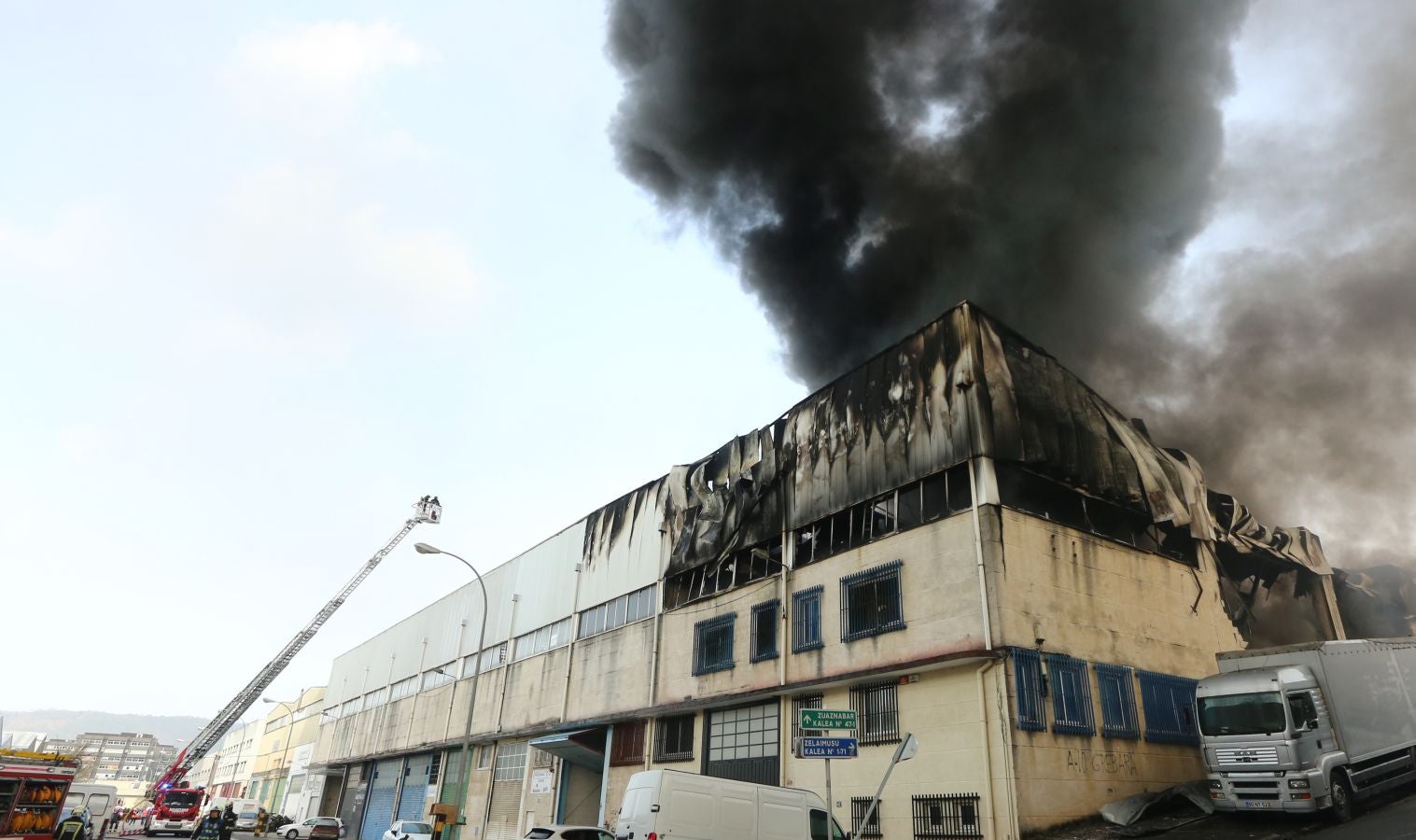 Un incendio calcina una empresa de aislamientos situado en el polígono Ugaldetxo de Oiartzun que, afortunadamente, no ha dejado heridos
