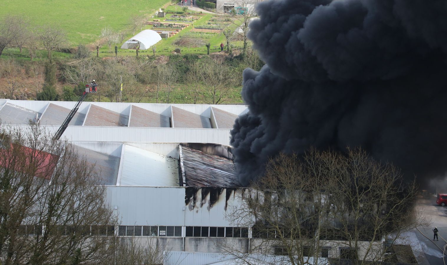 Un incendio calcina una empresa de aislamientos situado en el polígono Ugaldetxo de Oiartzun que, afortunadamente, no ha dejado heridos