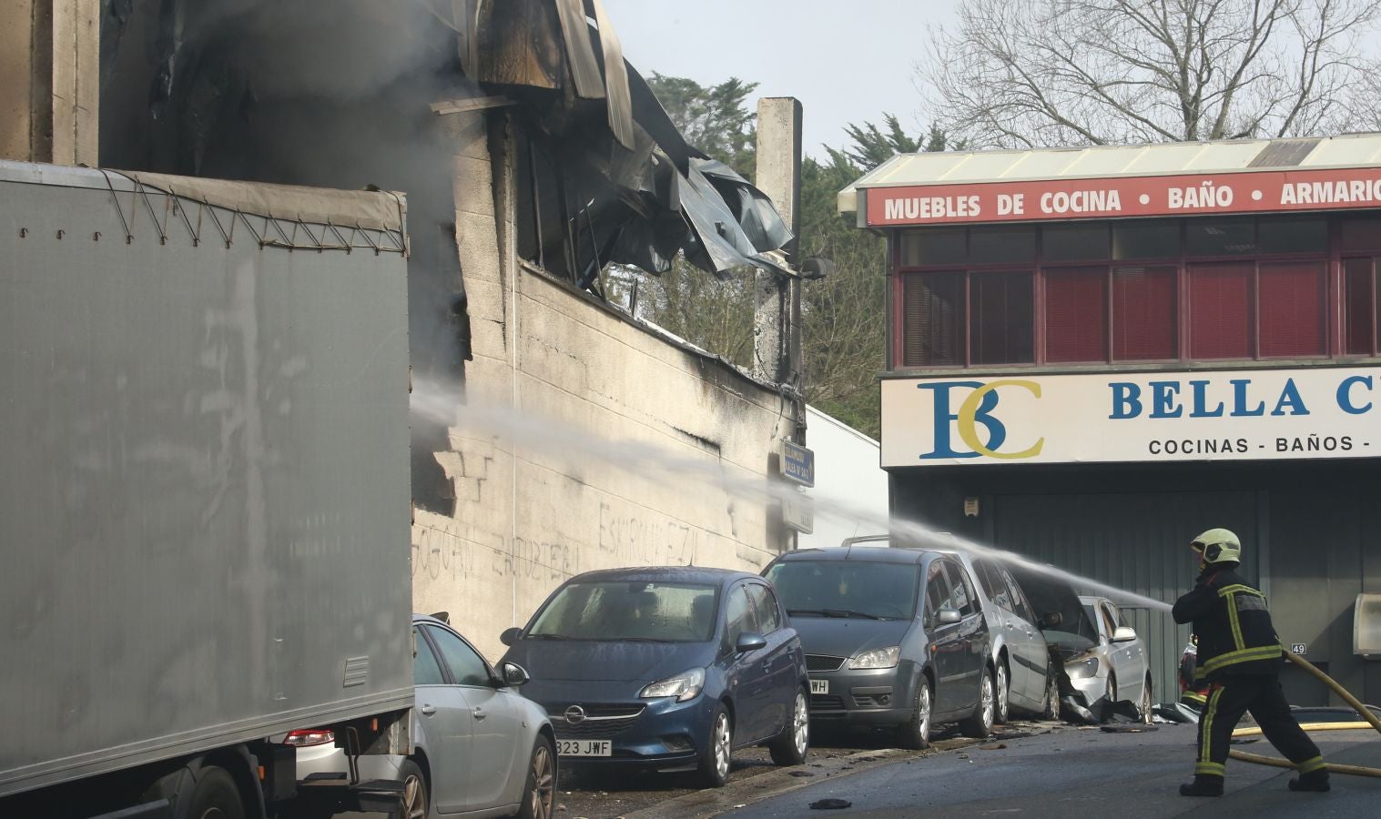 Un incendio calcina una empresa de aislamientos situado en el polígono Ugaldetxo de Oiartzun que, afortunadamente, no ha dejado heridos