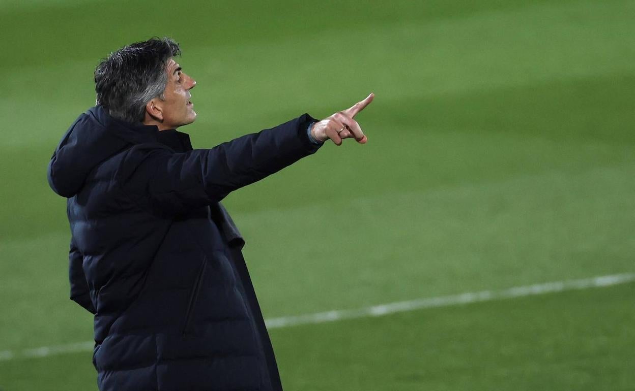 Imanol da instrucciones a sus jugadores en el partido contra el Real Madrid en Valdebebas.