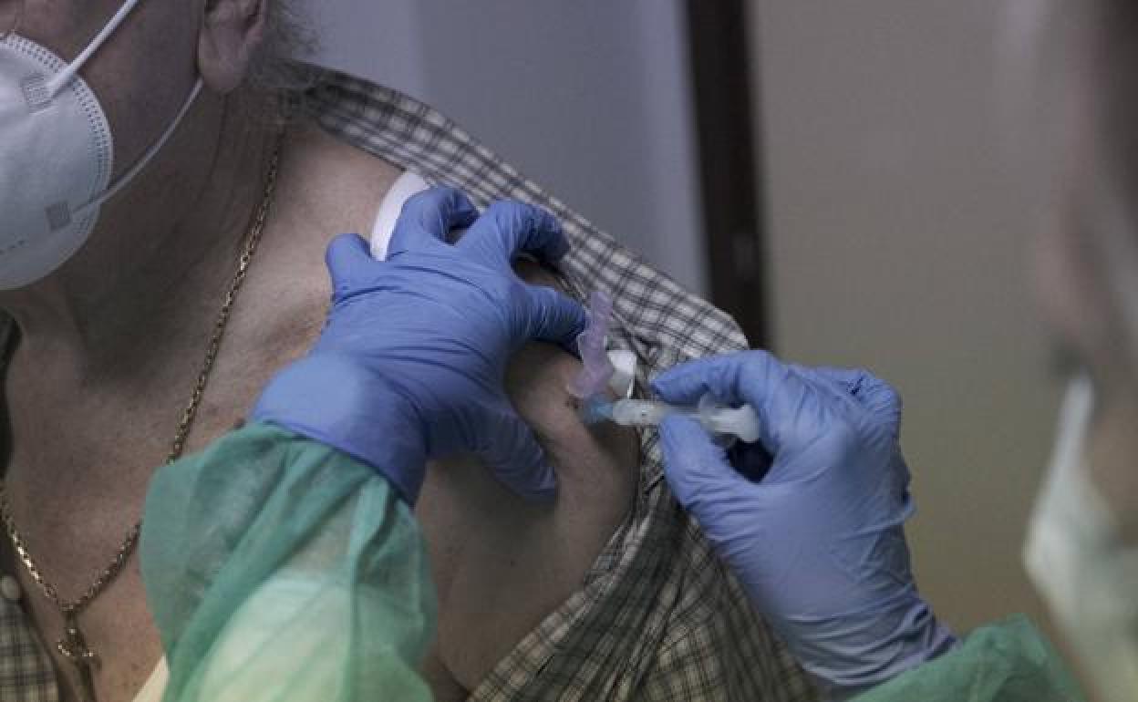 Los mayores de 90 años de Gipuzkoa reciben desde hoy la primera inyección