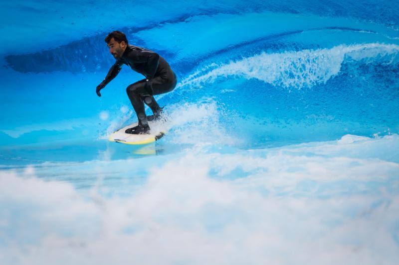 Aritz Aranburu surfea una ola artificial en Suiza. 