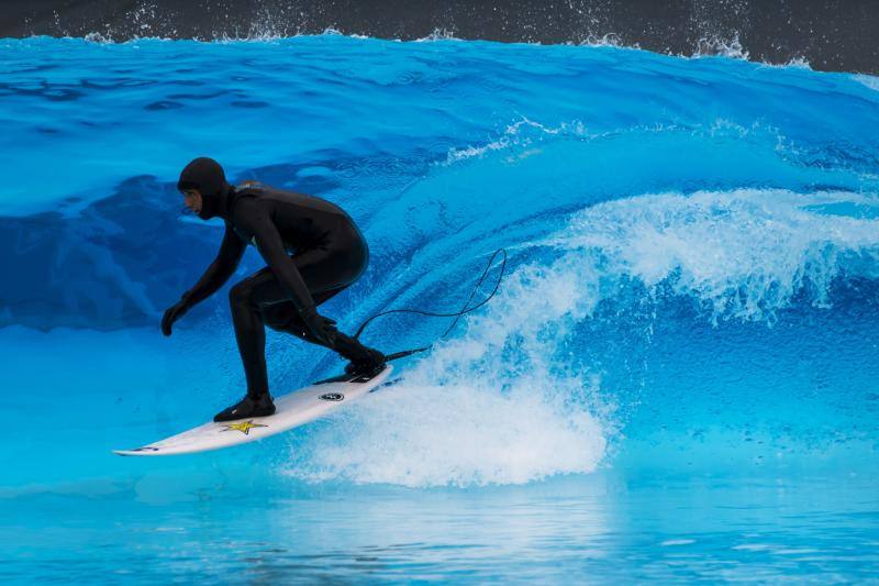 Aritz Aranburu surfea una ola artificial en Suiza. 