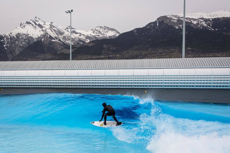 Aritz Aranburu surfea una ola artificial en Suiza. 
