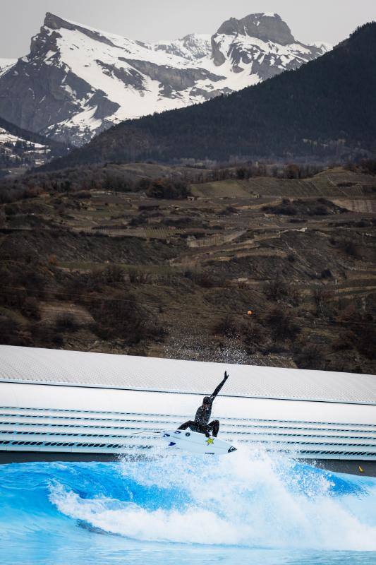 Aritz Aranburu surfea una ola artificial en Suiza. 