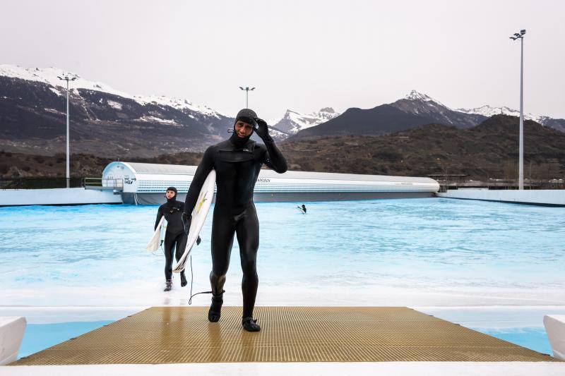 Aritz Aranburu surfea una ola artificial en Suiza. 