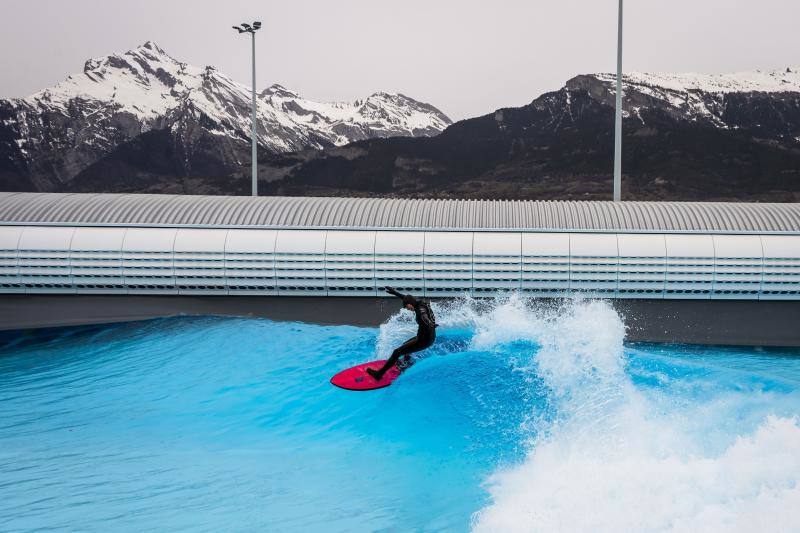 Aritz Aranburu surfea una ola artificial en Suiza. 