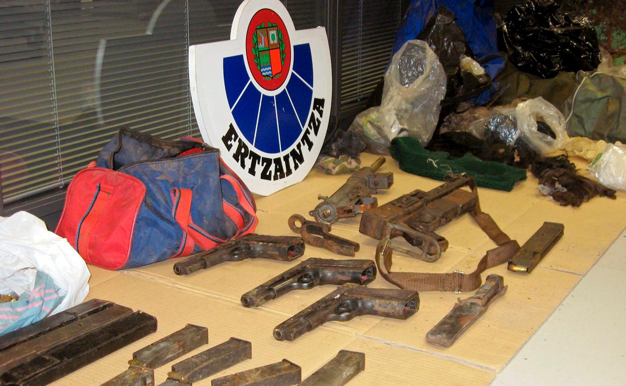 Armas localizadas por la Ertzaintza en un zulo de ETA en el monte Artxanda, en 2011.