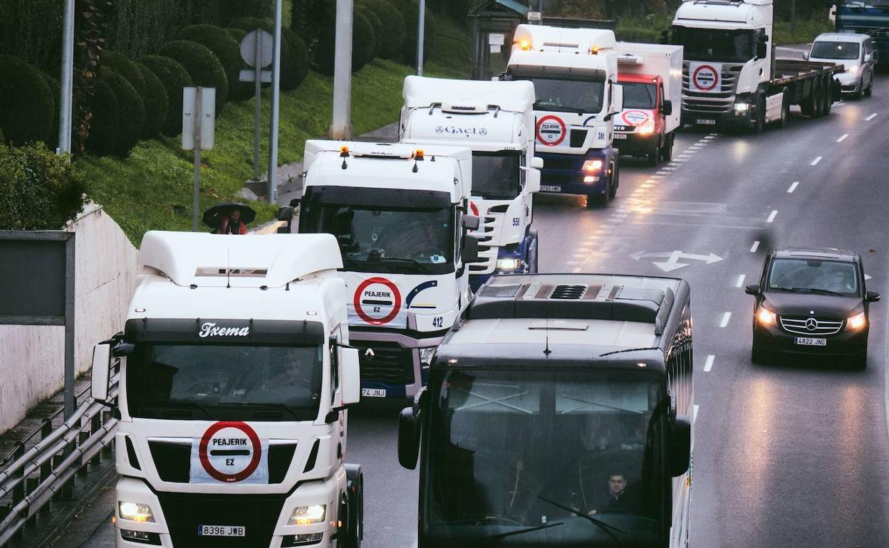 Imagen de archivo de una caravana de camiones protestando por el peaje de la N-I.