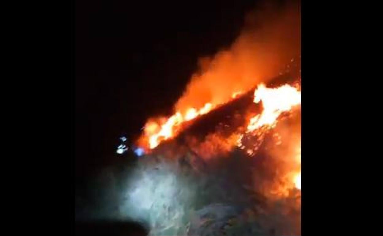 Cerca de una hectárea ha ardido por el fuego. 