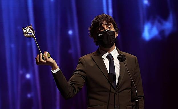 El irundarra Diego San José sostiene el galardón. 