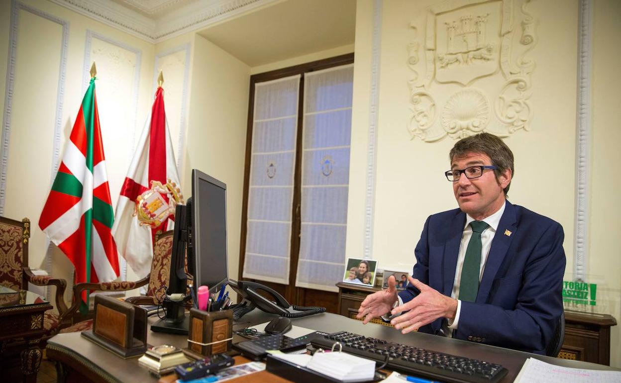 Gorka Urtaran, Gasteizko alkatea eta Eudelen burua. Berak aurkeztu du ostegun honetan ekimena..