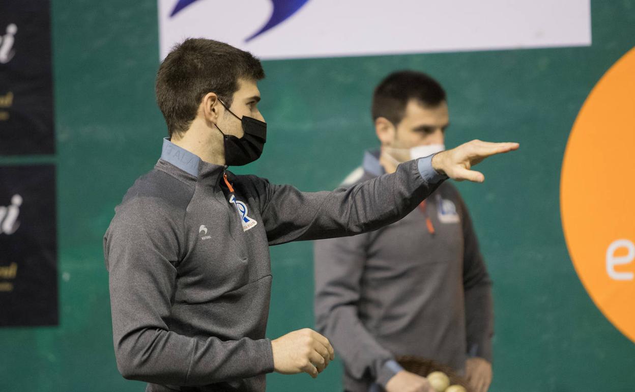 Zabaleta elige con Elezkano II material para su partido del domingo en el Astelena de Eibar. 