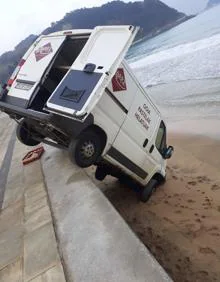 Imagen secundaria 2 - Una furgoneta cae a la playa en Zarautz