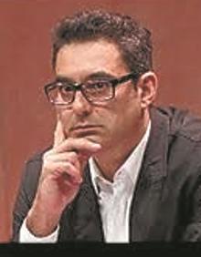 Imagen secundaria 2 - Chillida, firma el catálogo a una visitante de la exposición. A la izquierda, Pilar Belzunce. El pintor Carlos Sanz, ante la obra 'Figuras incoscientes/Abrazo', de Oteiza. Juan Pablo Huércanos, autor del libro sobre el grupo Gaur