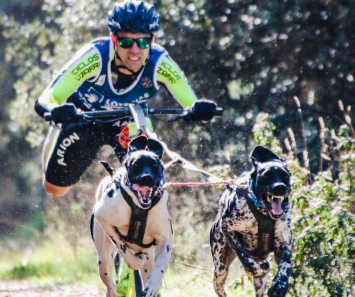 Jon González con sus perros, en Ólvega. 