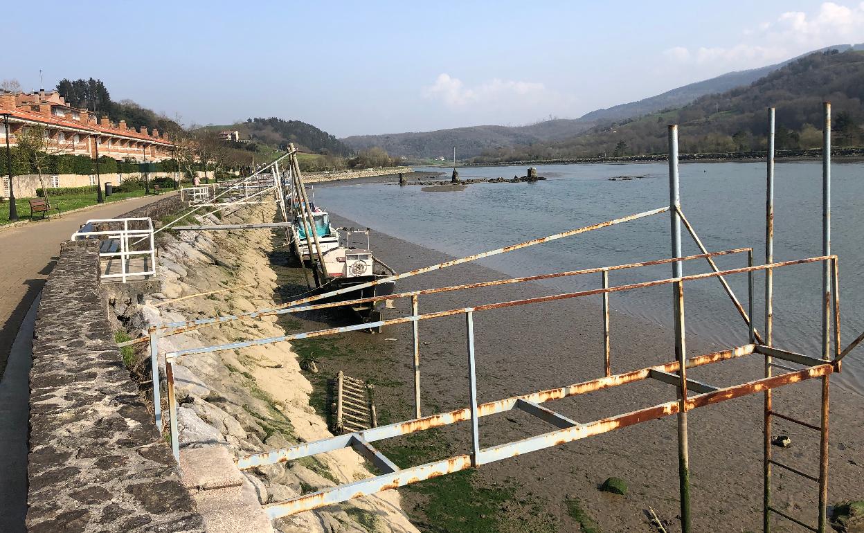 El regreso de Orio empezó remontando la ría por el borde de la orilla. 