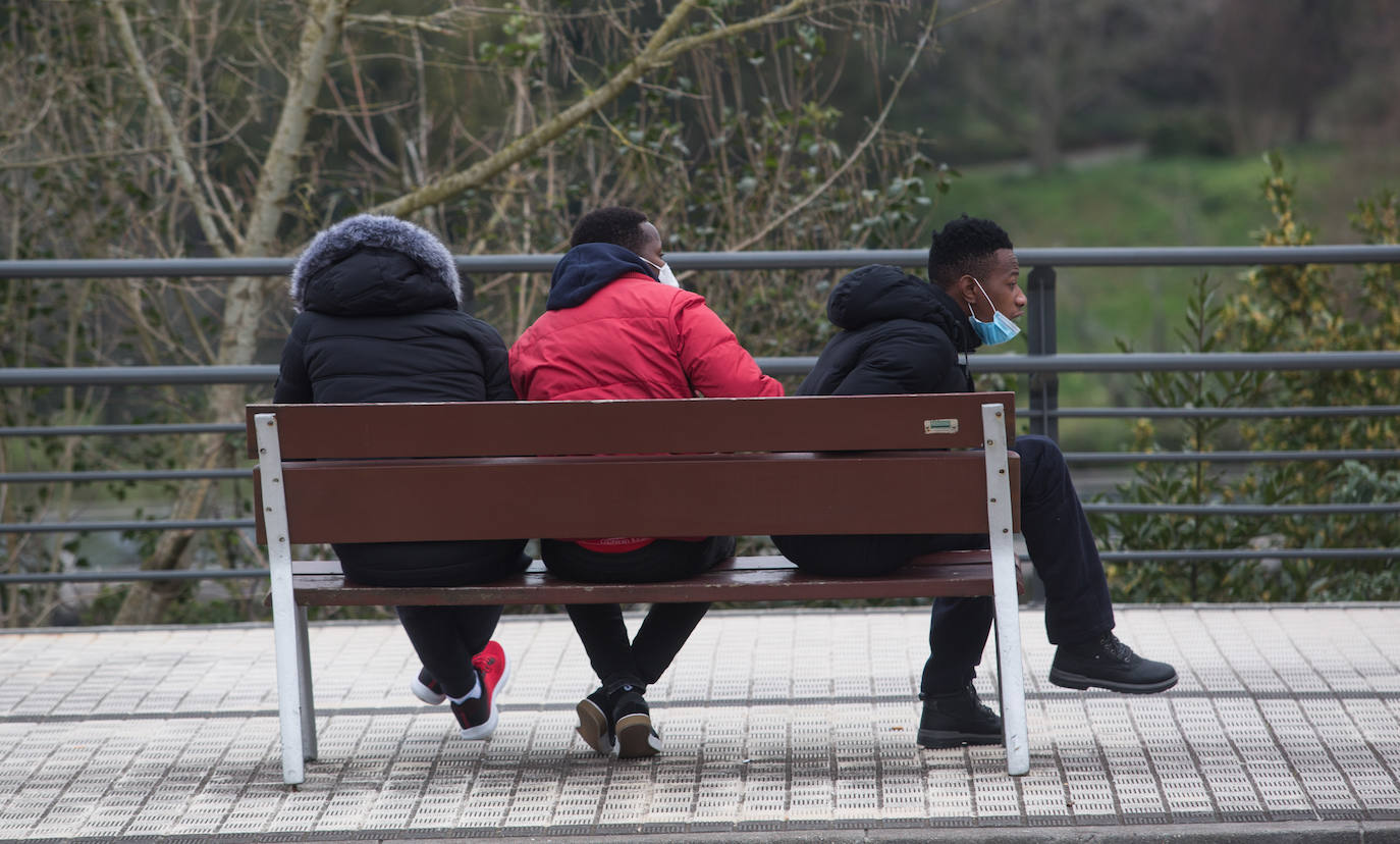 La llegada de más de un centenar de migrantes irregulares a Irun en las últimas horas ha obligado al Gobierno Vasco a habilitar más recursos de acogida urgente, ya que los que están activos desde 2018 se han visto desbordados ante un aluvión de personas totalmente inesperado.+