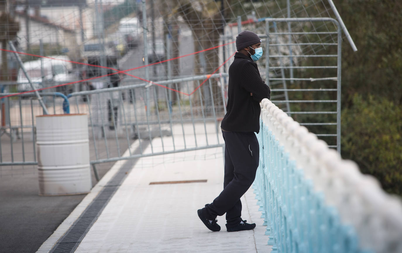 La llegada de más de un centenar de migrantes irregulares a Irun en las últimas horas ha obligado al Gobierno Vasco a habilitar más recursos de acogida urgente, ya que los que están activos desde 2018 se han visto desbordados ante un aluvión de personas totalmente inesperado.+