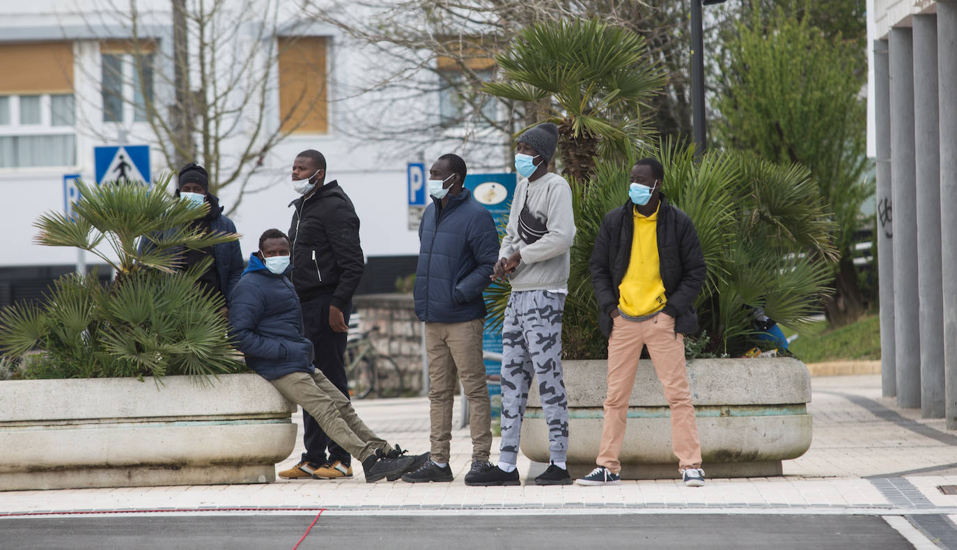 La llegada de más de un centenar de migrantes irregulares a Irun en las últimas horas ha obligado al Gobierno Vasco a habilitar más recursos de acogida urgente, ya que los que están activos desde 2018 se han visto desbordados ante un aluvión de personas totalmente inesperado.+