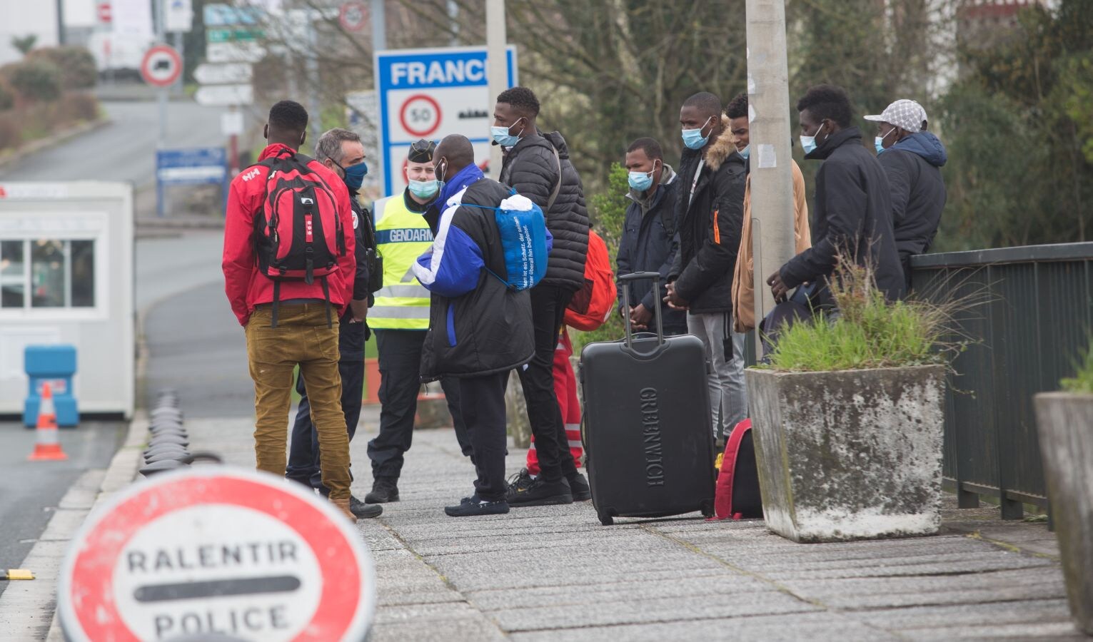 Un total de 106 migrantes han pasado la noche en albergues de Irun y Hondarribia, entre ellos 15 mujeres y 3 menores. Todos salieron de Canarias y tratan de cruzar a Francia. 