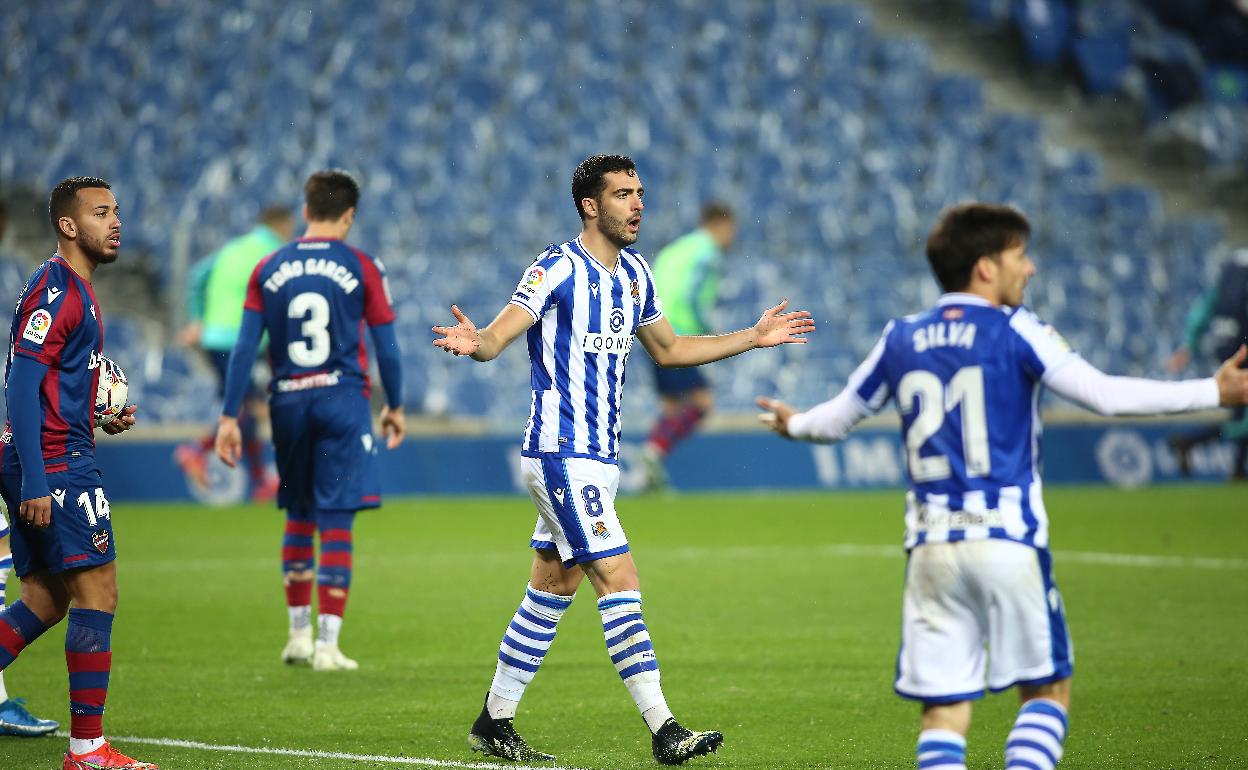 Merino reclama un gol que le anularon. 