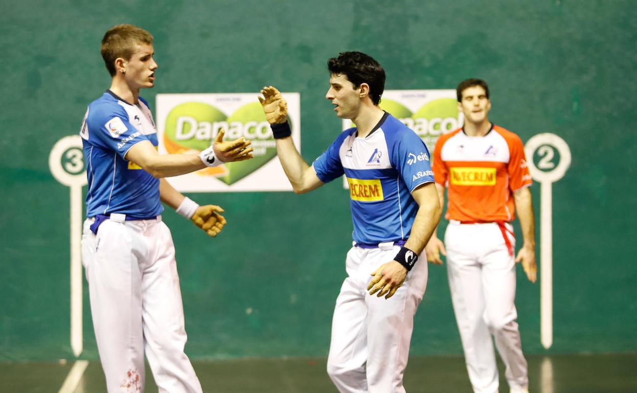 Altuna III humaniza a Zabaleta en el Astelena