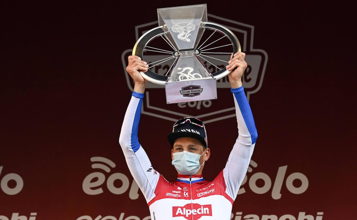 Van der Poel alza el trofeo de campeón de la Strade Bianche.