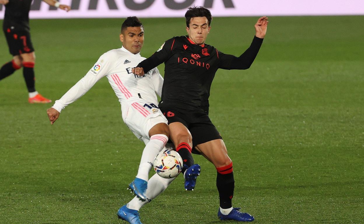 Zubimendi gana un duelo a Casemiro en el estadio Alfredo Di Stéfano. 