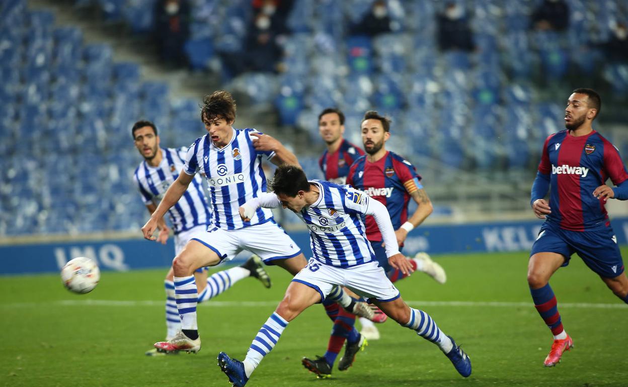 Martin Zubimendi cabecea fuera un centro en una de las innumerables ocasiones que tuvo la Real ante el Levante ayer en Anoeta. 