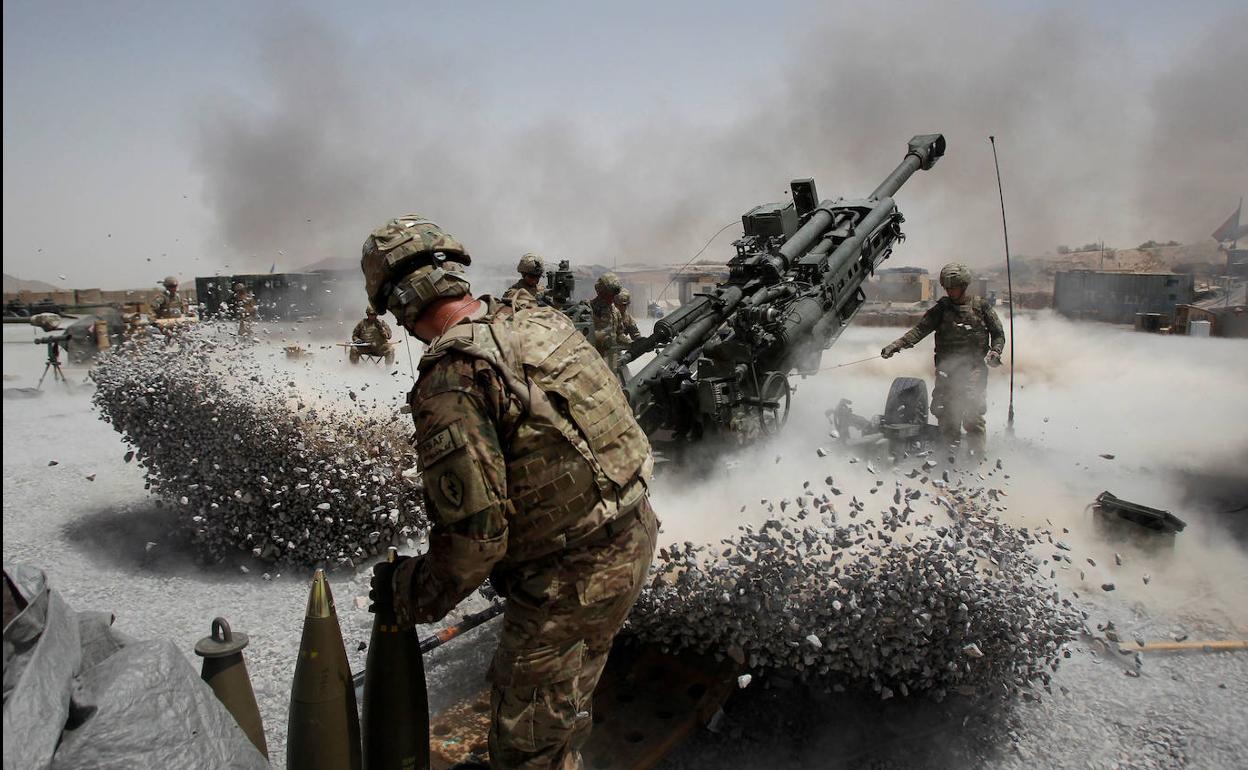 Soldados estadounidenses disparan una pieza de artillería de obús en la base Seprwan Ghar, en el sur de Afganistán. 