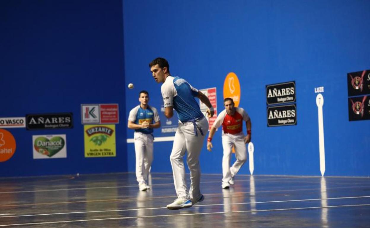 Urrutikoetxea se dispone a golpear la pelota ante la mirada de Olaizola II e Imaz. 