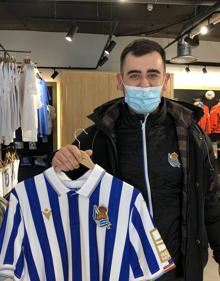 Imagen secundaria 2 - Algunos de los aficionados que se han acercado a la tienda de la Real Sociedad 
