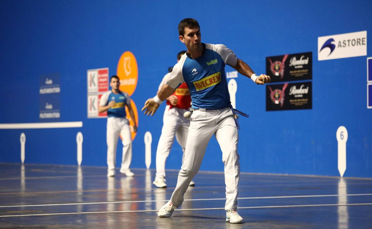 Mikel Urrutikoetxea, protagonista en el partido del lunes por la noche en Muskiz. 